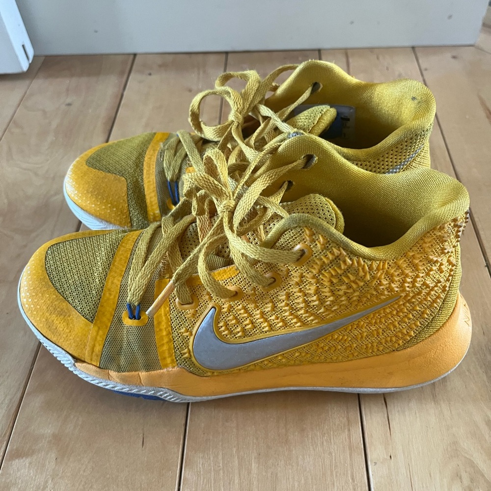 Boys (grade school) Nike Kyrie size 2